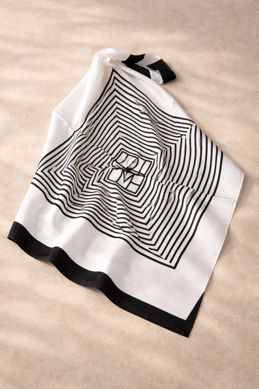 Pañuelo fondo blanco
Pañuelo Vintage Blanco Geométrico Estilo Retro Atemporal