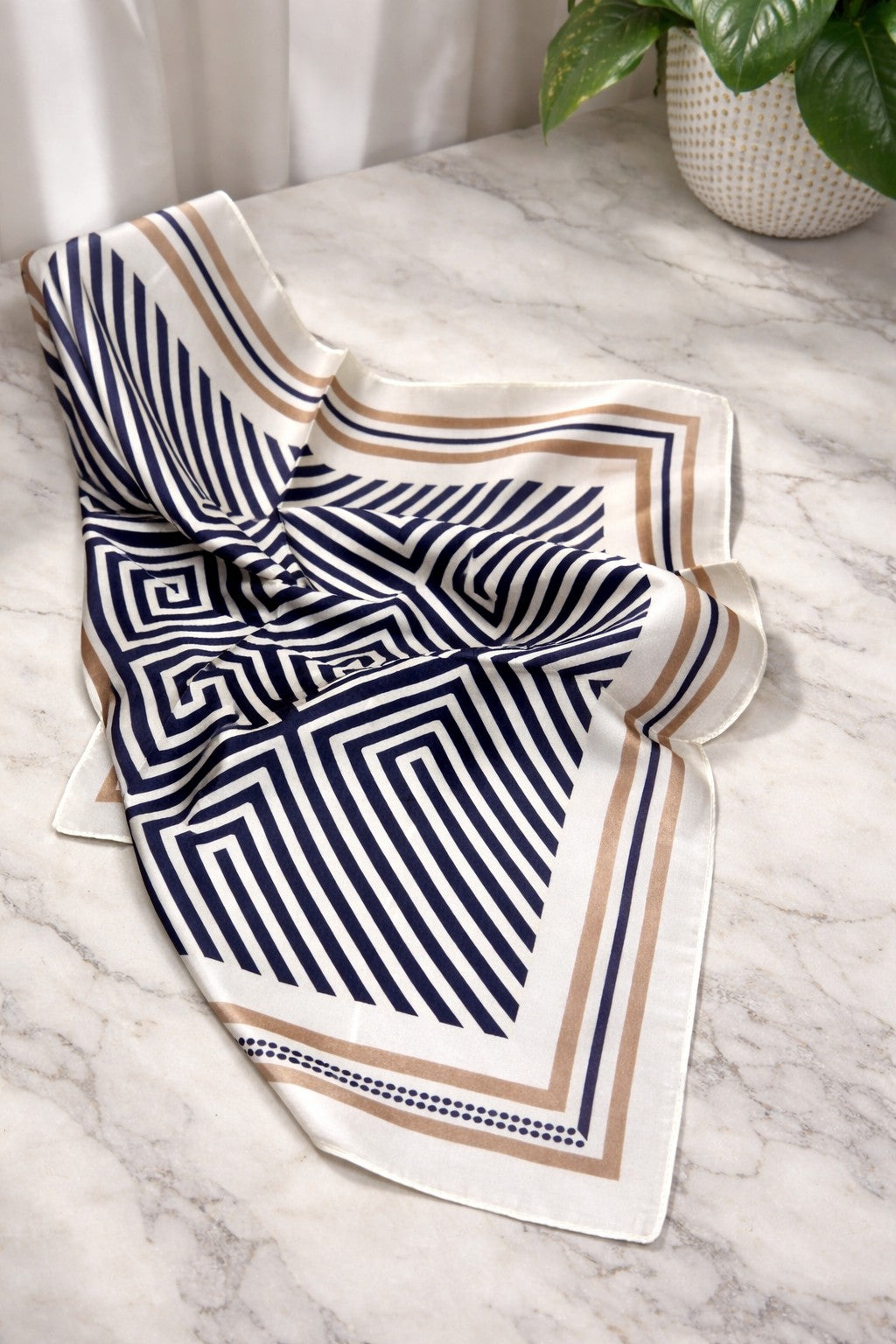 Pañuelo Mujer Vintage Estampado Geométrico Azul y Beige Elegante